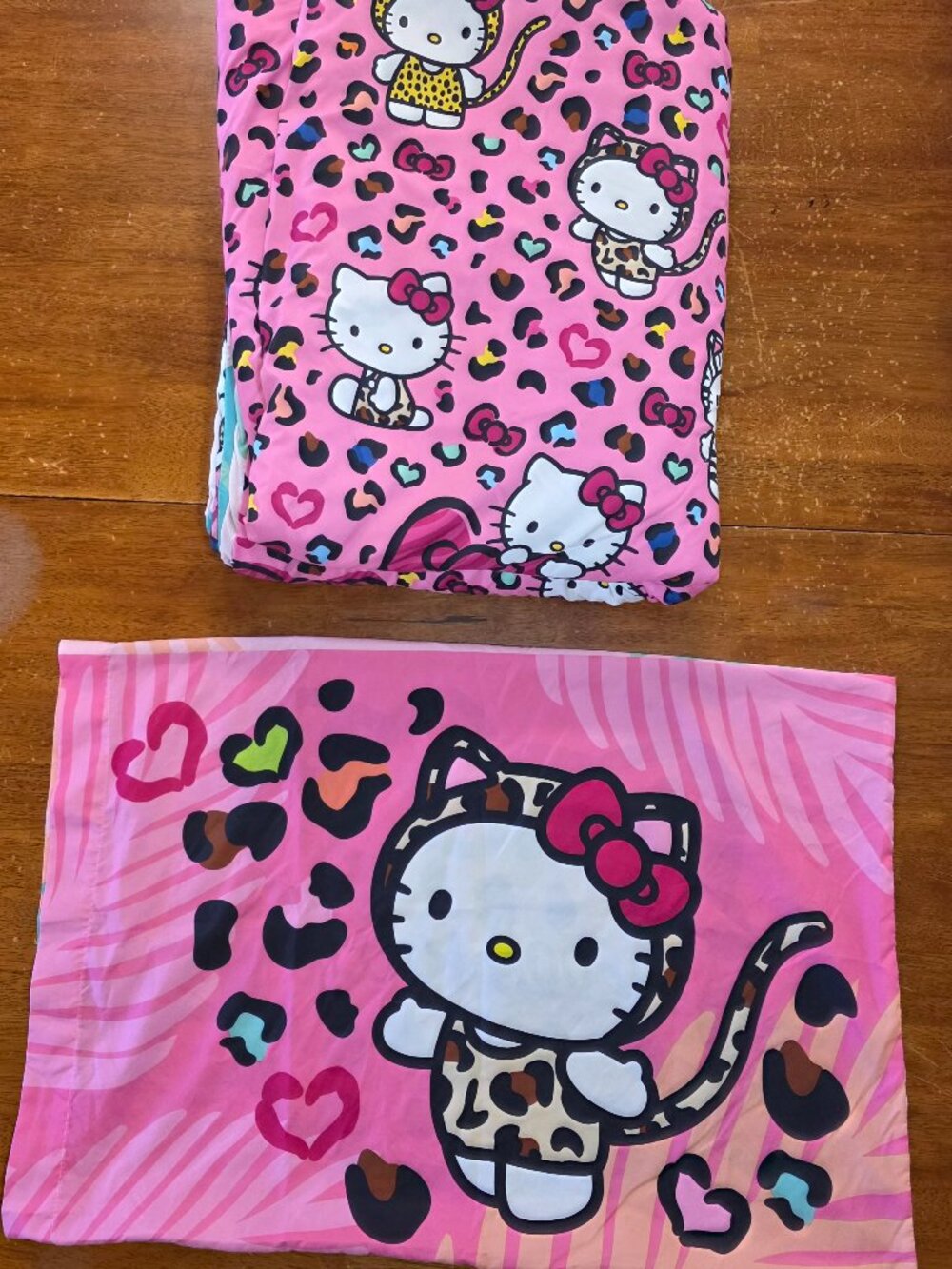 Hello Kitty 2 Pc Reversable Comforter and Pillowcase Set Twin Bed